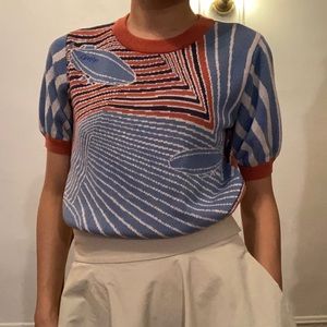 Short sleeves knitted top with beautiful textile